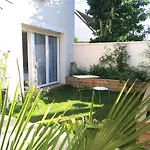 Studio A La Villa Voltaire Apart Otel Clamart